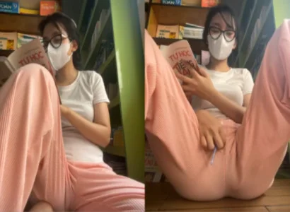 Bé vừa đọc sách vừa nhét đồ chơi tình dục vào lồn
