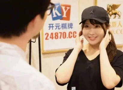 Em nhân viên giao hàng dễ tính dễ tính suốt buổi giao