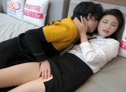 Cô thư ký xinh đẹp bí mật nằm với sếp vì tiền