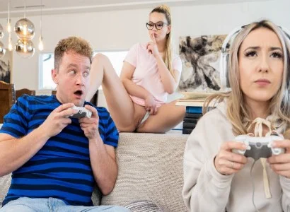 cô bạn gái mải mê chơi game khiến bạn thân nhân cơ hội cướp người yêu