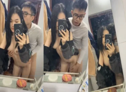 Cặp sinh viên trẻ ân ái nhau trước gương
