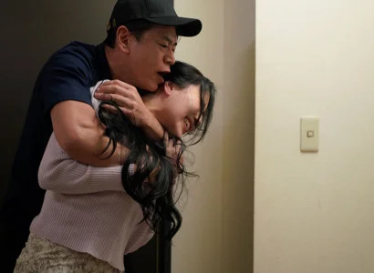 Nữ ca sĩ bị người hâm mộ làm nhục vì cơ thể quá gợi cảm