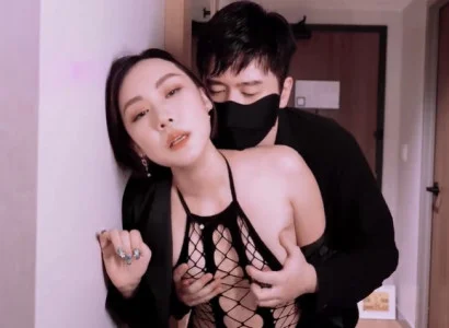 Chị vợ bán thân cho sếp để trả hết nợ cho chồng