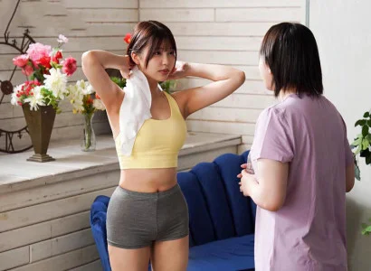 Em gái xinh hàng ngon tập yoga xong bị nện trên thảm
