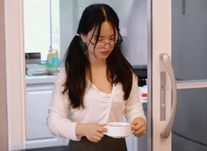 Chị gái bị cha dượng làm bậy