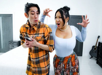 Chàng con trai gây cho mẹ kế xăm trổ hàng múp cực khoái