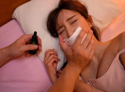 Một kẻ sử dụng thuốc mê nhằm quan hệ với cô em họ xinh đẹp